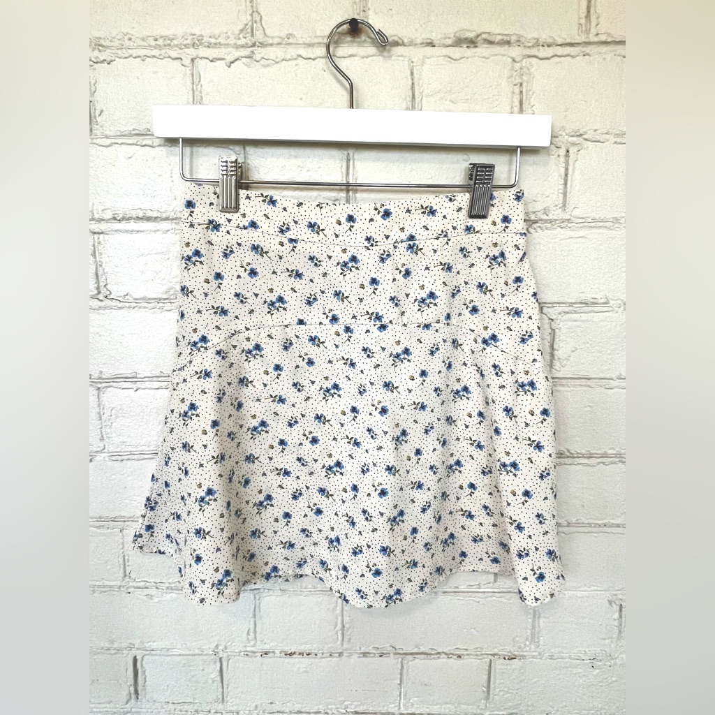 Like New! Altar’d State Floral White And Blue Skort, Size S
